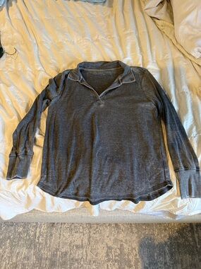 Casual Long Sleeve V-Neck Top in Heather Charcoal